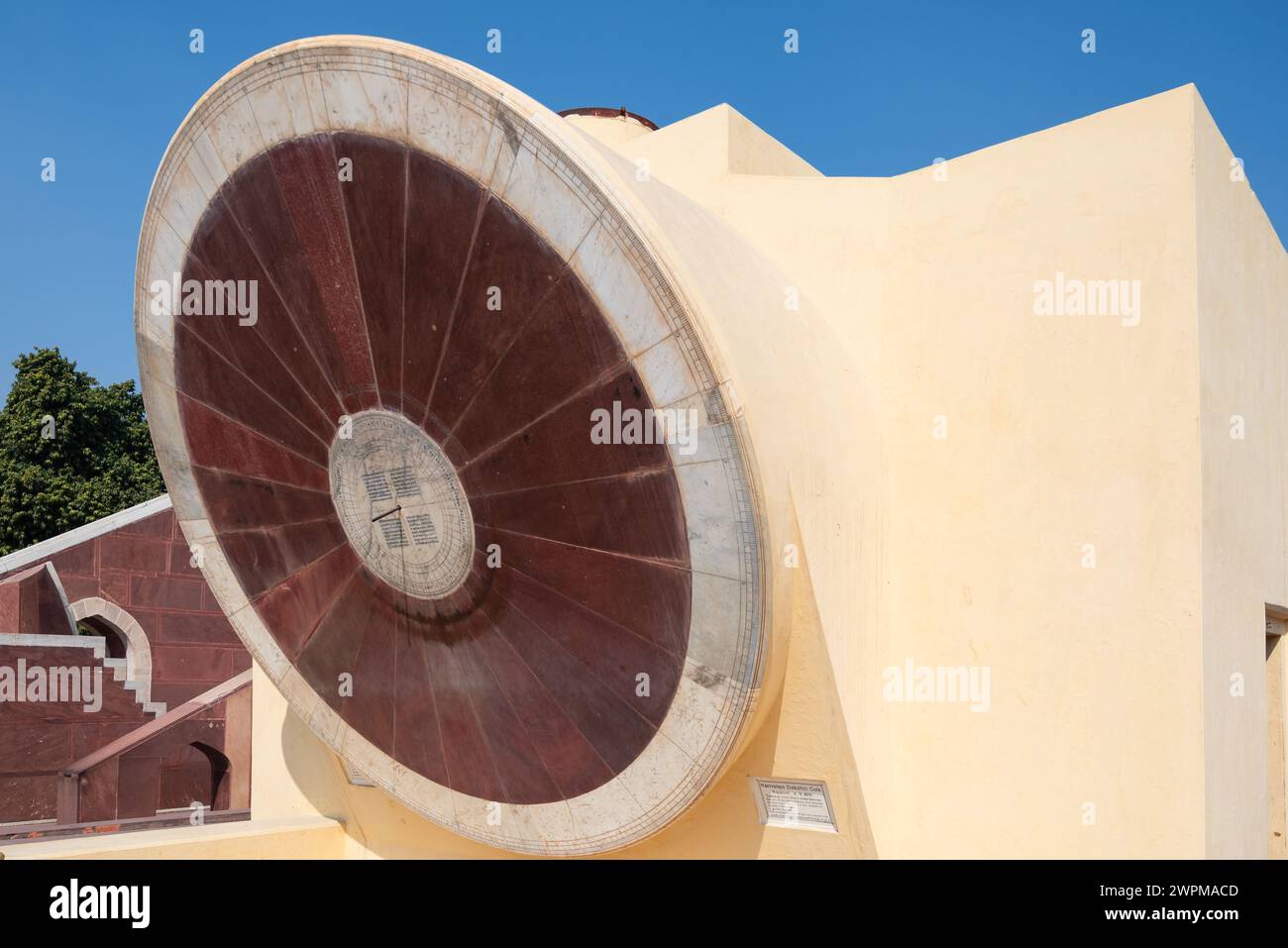 16. Februar 2024 Jaipur, Indien. Jantar Mantar – Astronomische Instrumente, gebaut vom Rajput-König Sawai Jai Singh, dem Gründer von Jaipur, Rajasthan in Stockfoto