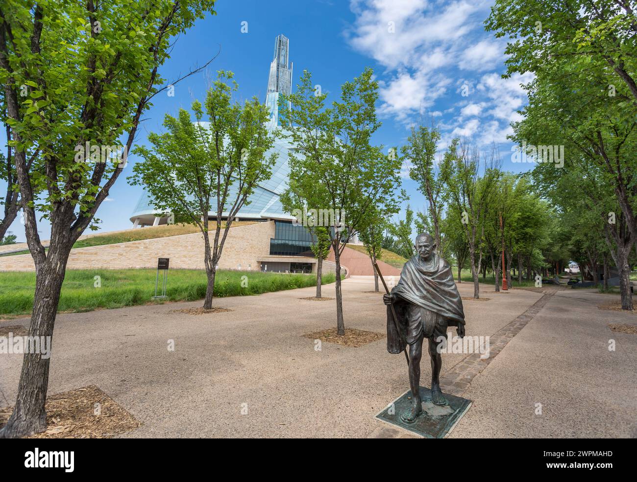 Die Bronzestatue von Mahatma Gandhi mit einem Gewicht von 500 kg, die 2010 enthüllt wurde, am Eingang des Kanadischen Museums für Menschenrechte in Winnipeg, Manitoba, Stockfoto