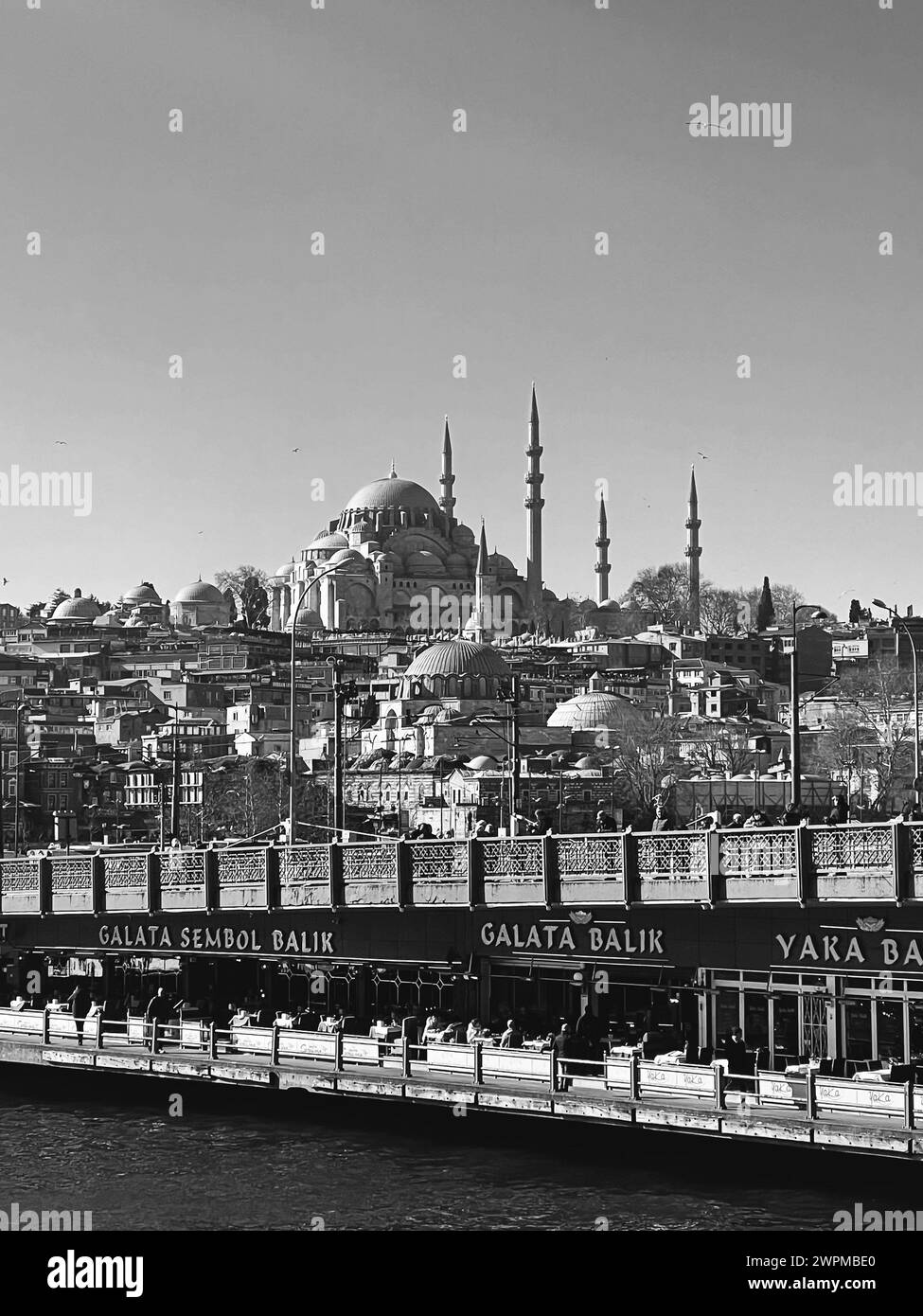 Istanbul, Türkei - 23. JAN 2024: Blick von den Straßen in Eminonu, generische Architektur auf der europäischen Seite von Istanbul. Die Suleymaniye-Moschee im Ba Stockfoto