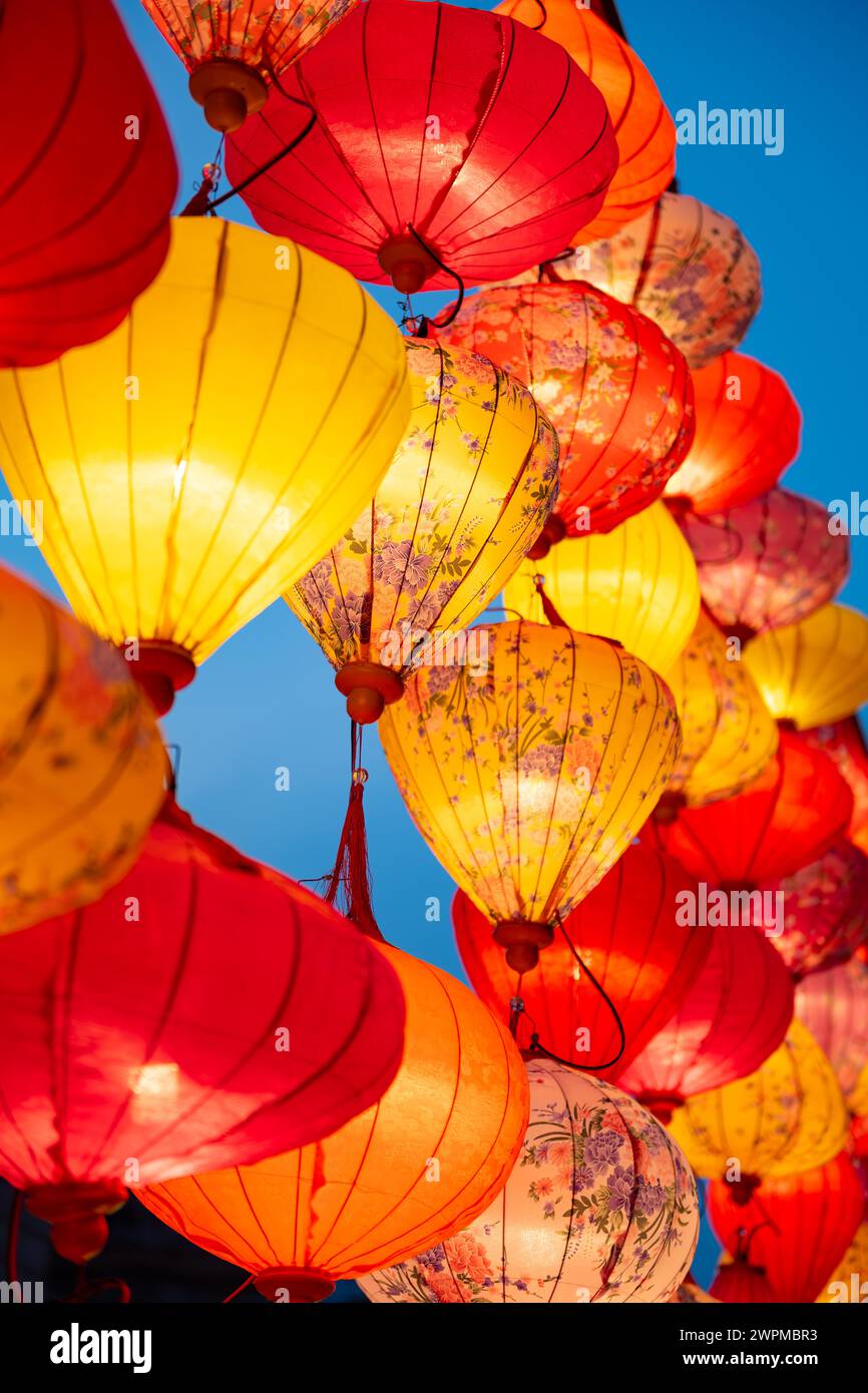 Chinesische Laternen für Festival in vertikaler Komposition Stockfoto