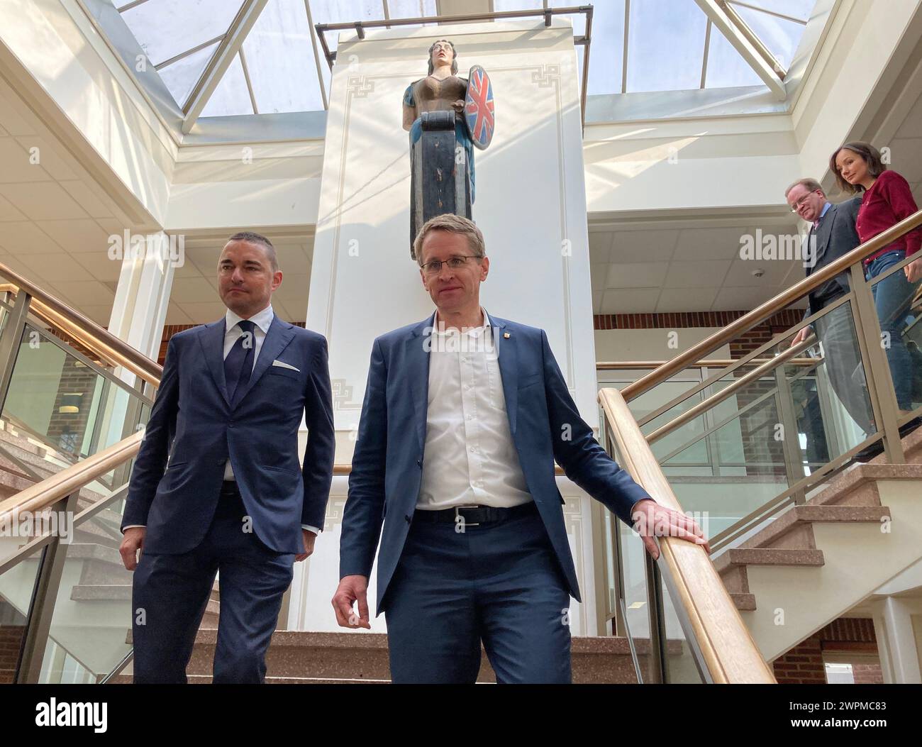 Flensburg, Deutschland. März 2024. Investor und Werftbesitzer Lars Windhorst (l) und Schleswig-holsteinischer Ministerpräsident Daniel Günther (CDU) gehen eine Treppe im Verwaltungsgebäude der Flensburger Schiffsbau-Gesellschaft hinunter. Seit Monaten machen die beiden Werften des Investors Lars Windhorst hauptsächlich negative Schlagzeilen. Der Ministerpräsident ist nun über die Situation informiert worden. Quelle: Birgitta von Gyldenfeldt/dpa/Alamy Live News Stockfoto