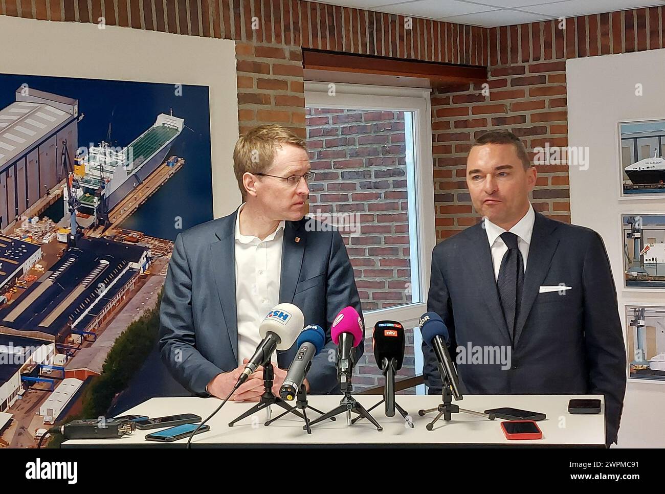 Flensburg, Deutschland. März 2024. Investor und Werfteigentümer Lars Windhorst (r) und Schleswig-holsteinischer Ministerpräsident Daniel Günther (CDU) äußern sich im Verwaltungsgebäude der Flensburger Schiffsbau-Gesellschaft. Seit Monaten machen die beiden Werften des Investors Lars Windhorst hauptsächlich negative Schlagzeilen. Der Ministerpräsident ist nun über die Situation informiert worden. Quelle: Birgitta von Gyldenfeldt/dpa/Alamy Live News Stockfoto