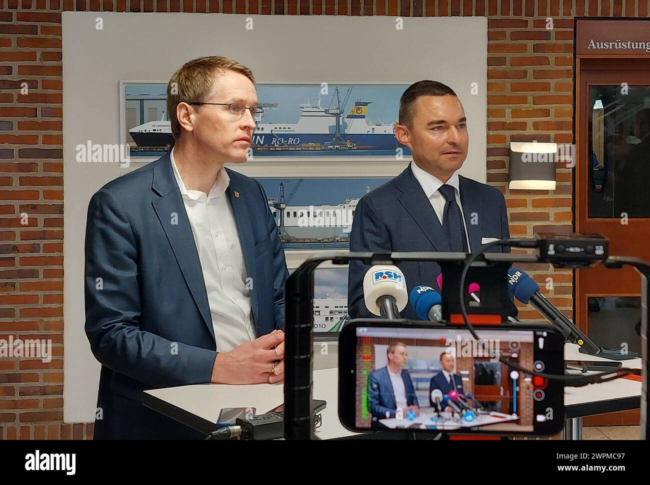Flensburg, Deutschland. März 2024. Investor und Werfteigentümer Lars Windhorst (r) und Schleswig-holsteinischer Ministerpräsident Daniel Günther (CDU) äußern sich im Verwaltungsgebäude der Flensburger Schiffsbau-Gesellschaft. Seit Monaten machen die beiden Werften des Investors Lars Windhorst hauptsächlich negative Schlagzeilen. Der Ministerpräsident ist nun über die Situation informiert worden. Quelle: Birgitta von Gyldenfeldt/dpa/Alamy Live News Stockfoto