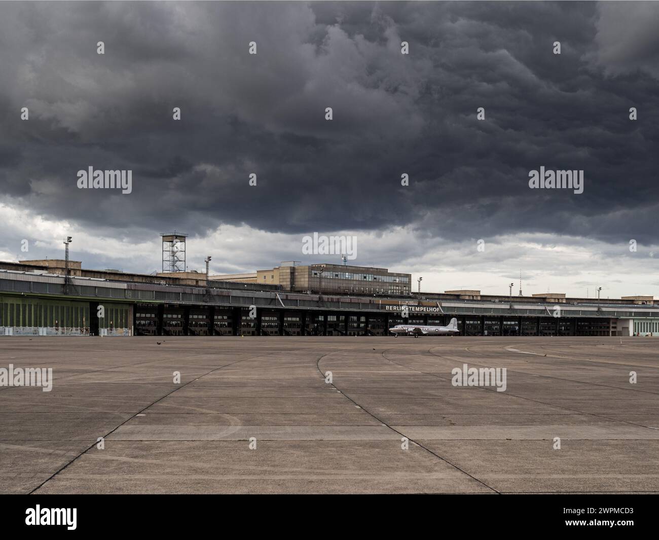 Der Blick auf den Flughafen Berlin Tempelhof an einem bewölkten Tag Stockfoto