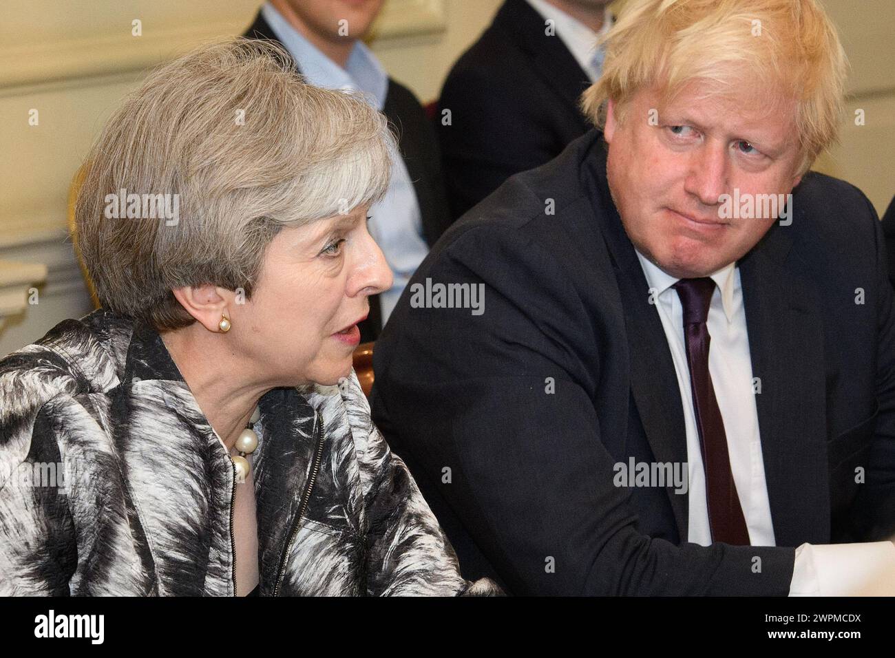 Aktenfoto vom 06/17 der damaligen Premierministerin Theresa May mit dem damaligen Außenminister Boris Johnson, als sie die erste Kabinettssitzung seit den Parlamentswahlen in der Downing Street 10 in London abhält. Theresa May sagte, dass sie die nächsten Parlamentswahlen nicht antreten werde, was eine 27-jährige Parlamentskarriere beendet Ausgabedatum: Freitag, 8. März 2024. Stockfoto