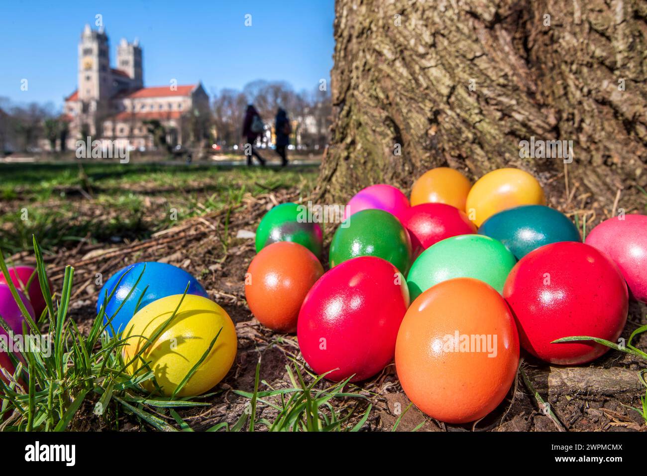 Bunte Ostereier versteckt in den Isarauen, München, März 2024