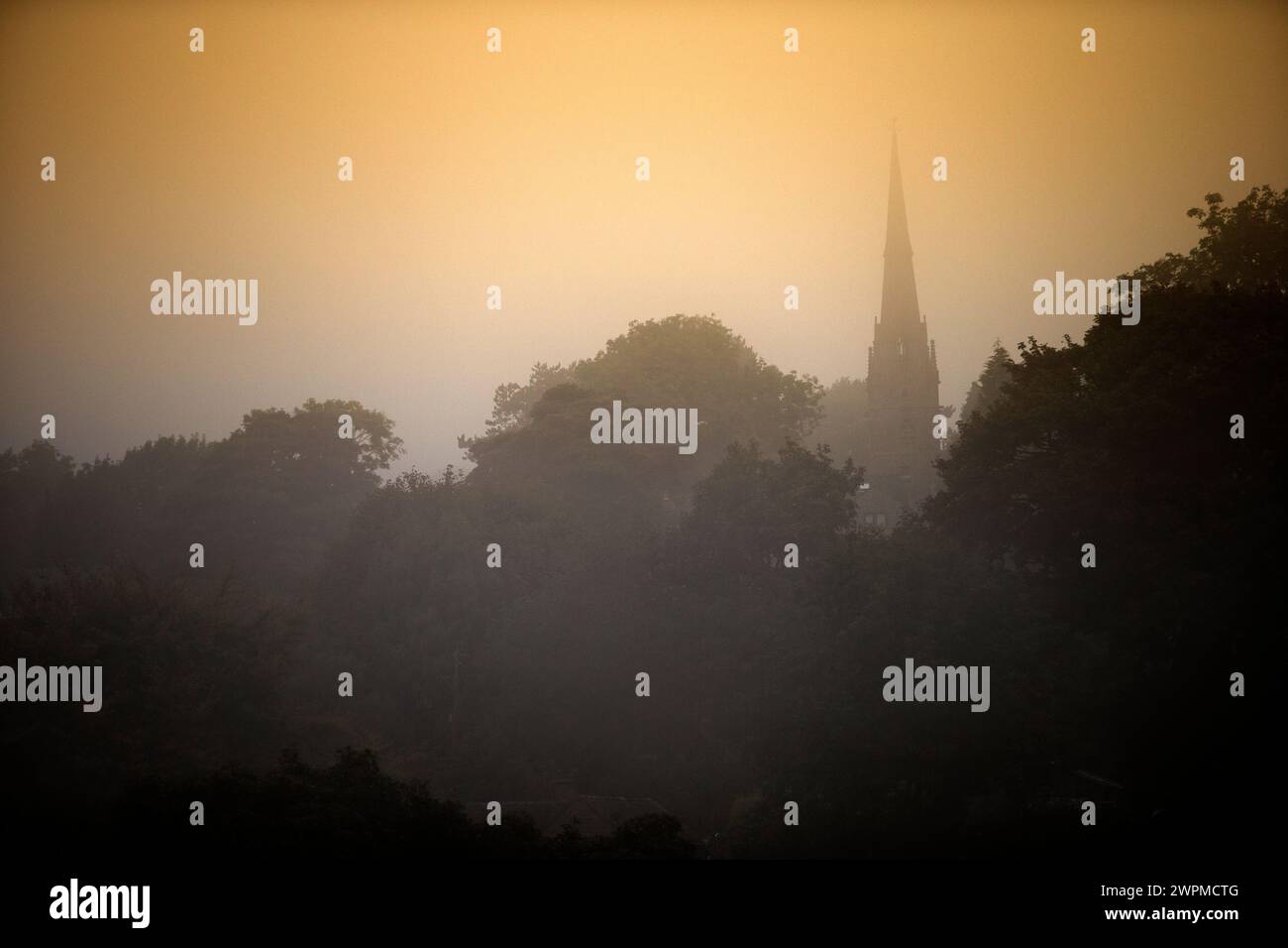 21/09/16 mit der Herbsttagnachtgleiche, die den ersten Herbsttag markiert, erscheint der Turm der St. Bartholomew's Church in Butterton durch einen goldenen Nebel Stockfoto