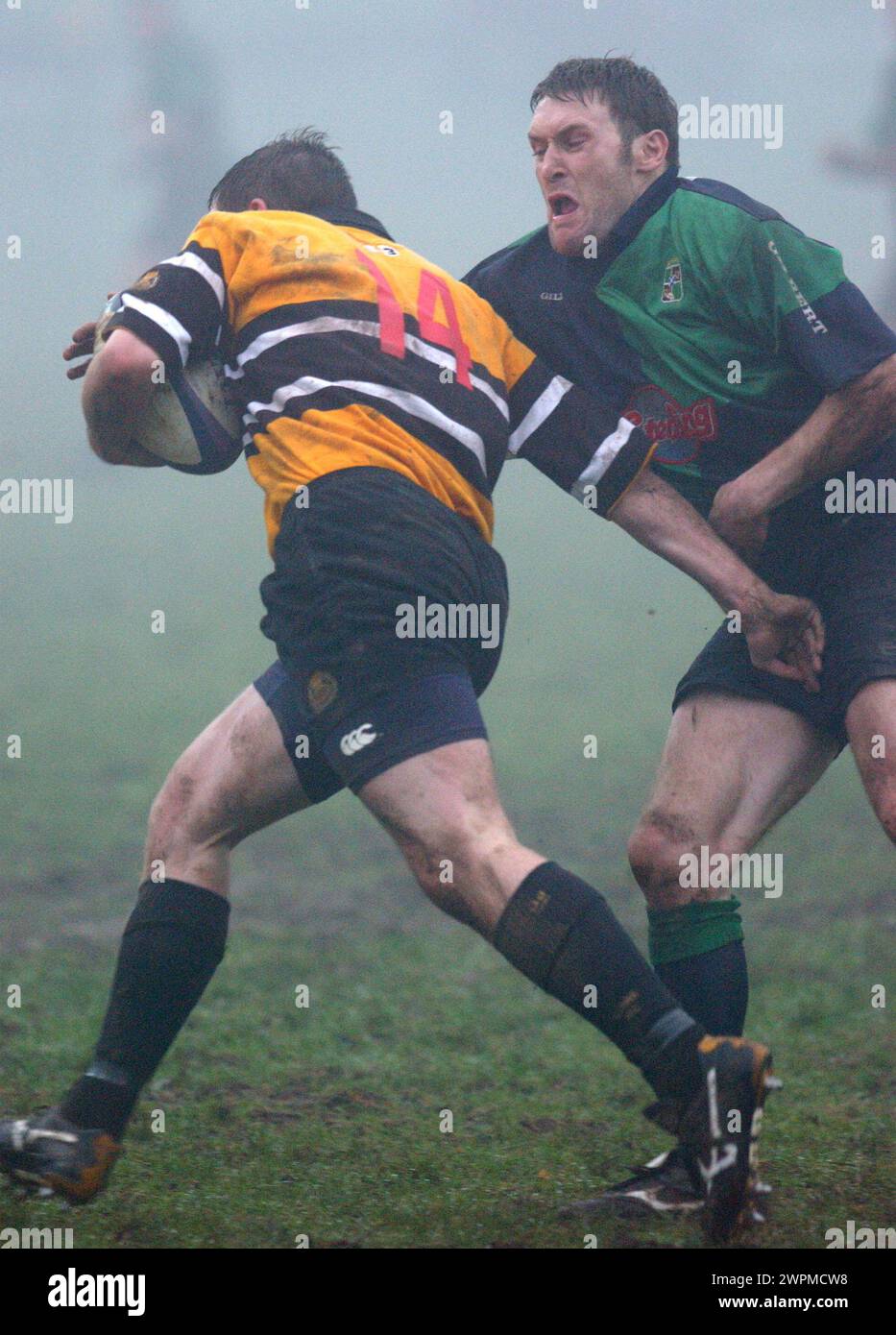 Currie V Boroughmuir, BT Scotland Premiership, 15.12.01. Muirs Lindsay Graham geht gegen Curries Duncan McDonald. Stockfoto