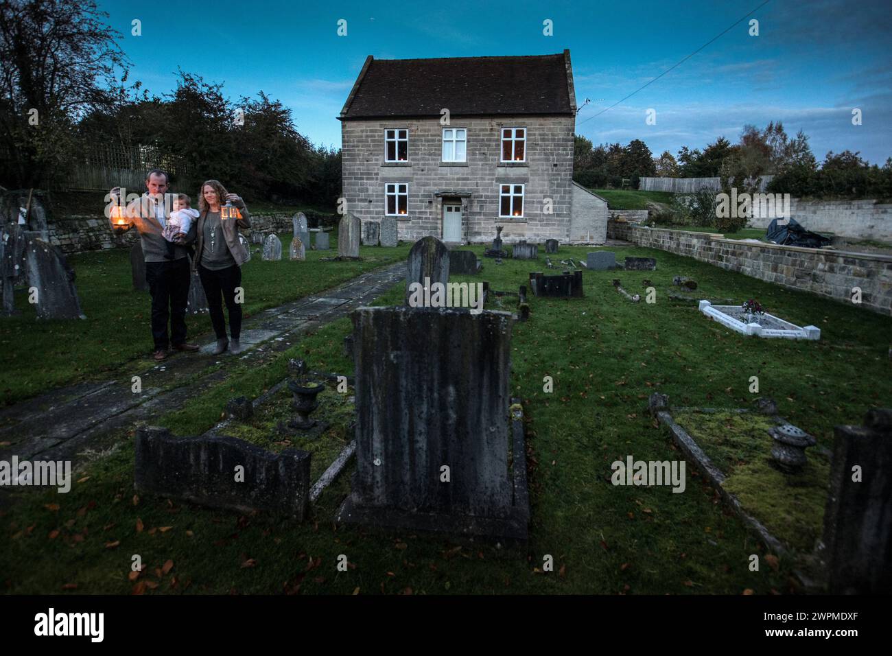 22/10/16 Amy und Geoff Cotterell mit ihrem Baby Harriet, vor dem gruseligsten Haus Großbritanniens. Wenn Halloween näher rückt und die Nächte einziehen, Stockfoto