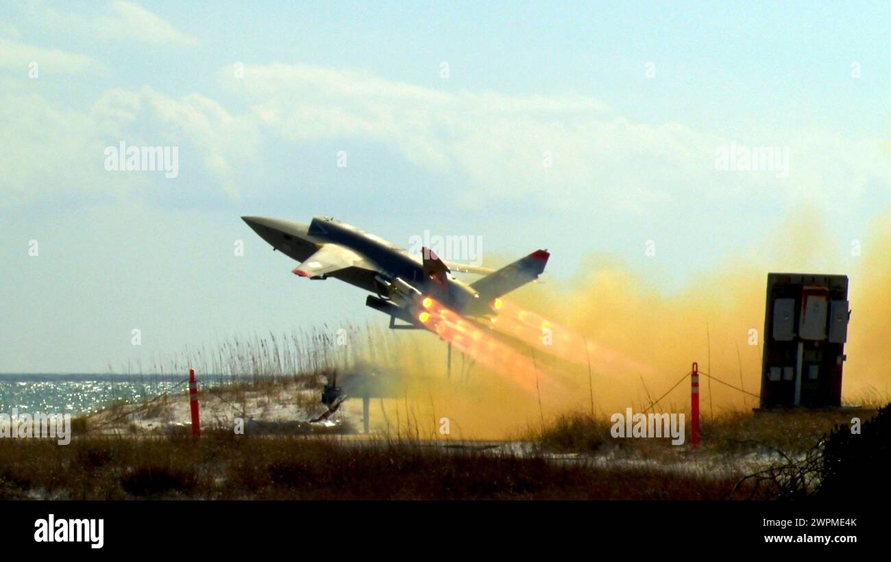 Valparaiso, Usa. Februar 2024. Ein U.S. Marine Corps XQ-58A Walküre, ein hochautonomes, taktisches, unbemanntes Flugfahrzeug, startet am 27. Februar 2023 auf der Eglin Air Force Base in Valparaiso, Florida. Die XQ-58A Valkyrie wurde entwickelt, um bemannte Kampfflugzeuge während Kampfeinsätzen zu begleiten. Quelle: Matthew Veasley/U.S. Marines/Alamy Live News Stockfoto