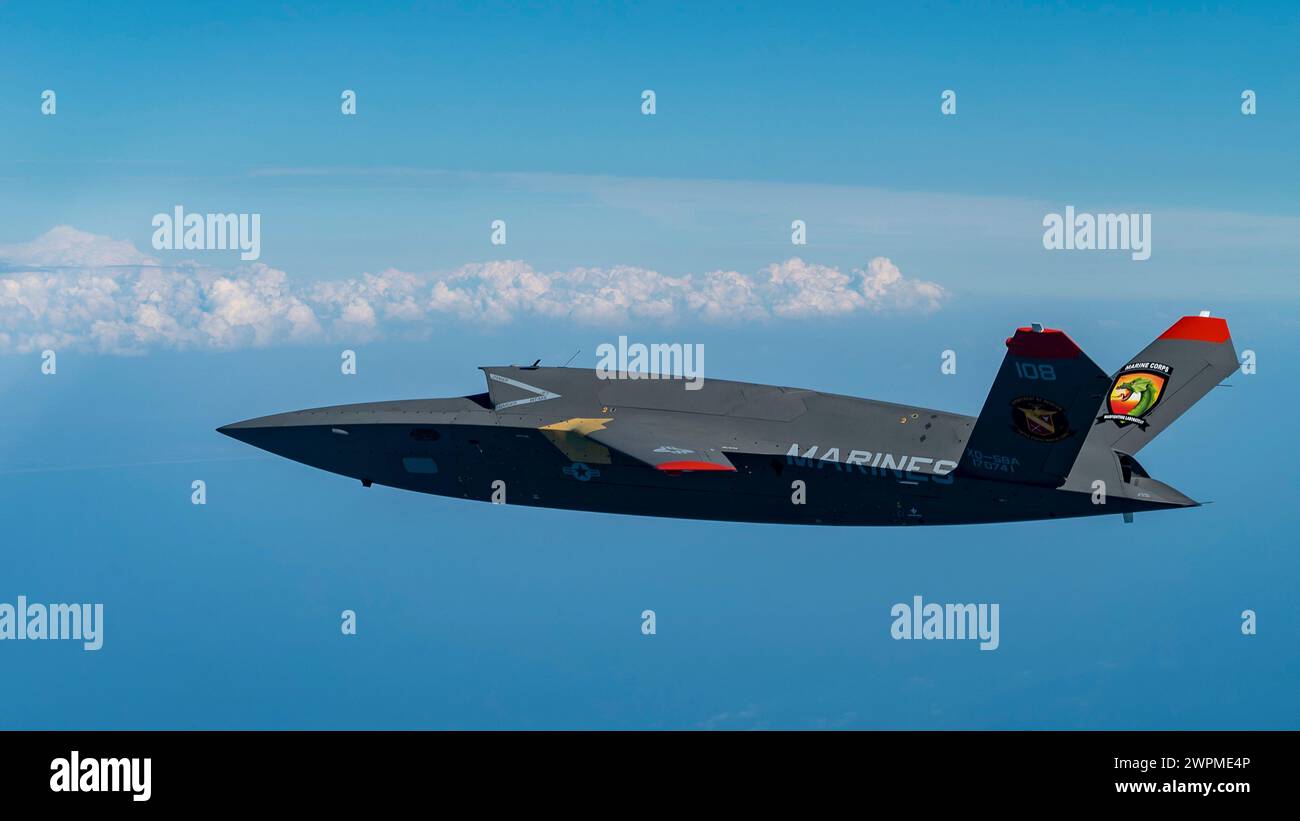 Valparaiso, Usa. 23. Februar 2024. Ein U.S. Marine Corps XQ-58A Walküre, ein hochautonomes, taktisches, unbemanntes Flugfahrzeug, steigt während seines zweiten Testfluges auf der Eglin Air Force Base am 23. Februar 2023 in Valparaiso, Florida, über den Himmel. Die XQ-58A Valkyrie wurde entwickelt, um bemannte Kampfflugzeuge während Kampfeinsätzen zu begleiten. Kredit: MSgt. John McRell/U.S. Marines/Alamy Live News Stockfoto