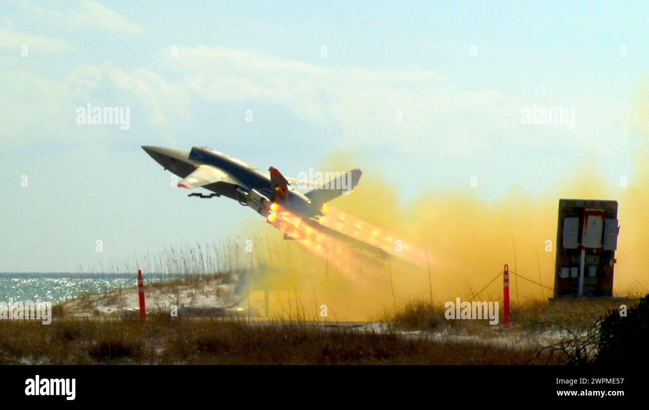 Valparaiso, Usa. Februar 2024. Ein U.S. Marine Corps XQ-58A Walküre, ein hochautonomes, taktisches, unbemanntes Flugfahrzeug, startet vom mobilen Trägerraketen auf der Eglin Air Force Base am 27. Februar 2023 in Valparaiso, Florida. Die XQ-58A Valkyrie wurde entwickelt, um bemannte Kampfflugzeuge während Kampfeinsätzen zu begleiten. Quelle: Matthew Veasley/U.S. Marines/Alamy Live News Stockfoto