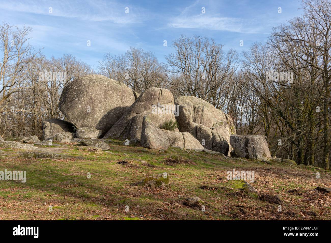 Les Pierres Jaumâtres an einem sonnigen Tag mit blauem Himmel. Stockfoto