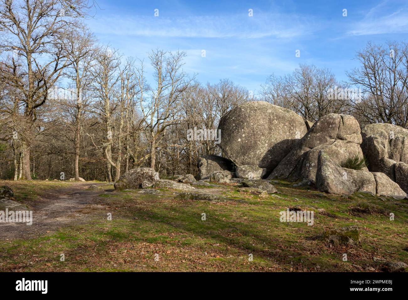 Les Pierres Jaumâtres an einem sonnigen Tag mit blauem Himmel. Stockfoto