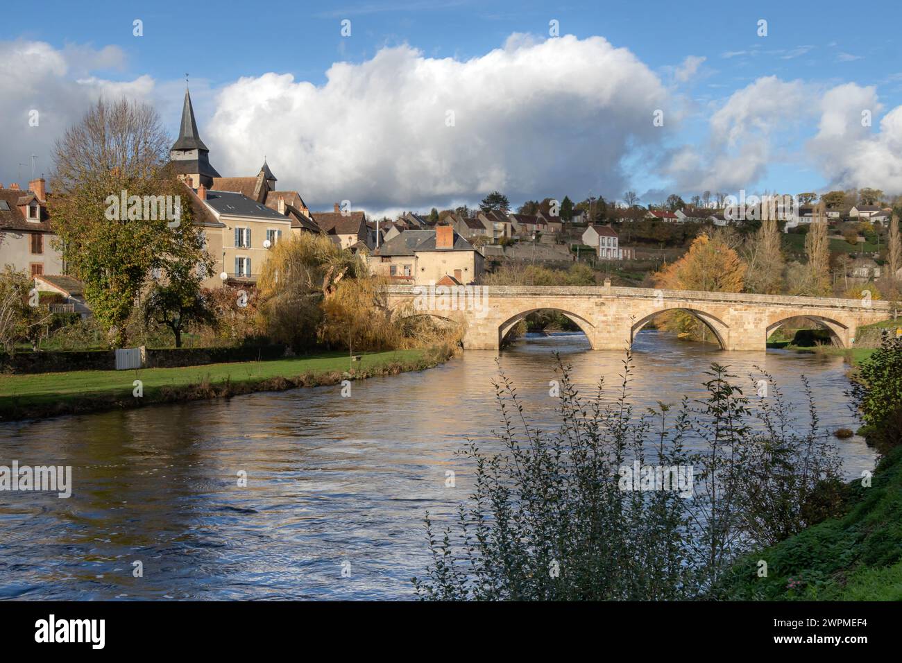 Die Brücke bei La Celle Dunoise, Creuse, Frankreich Stockfoto