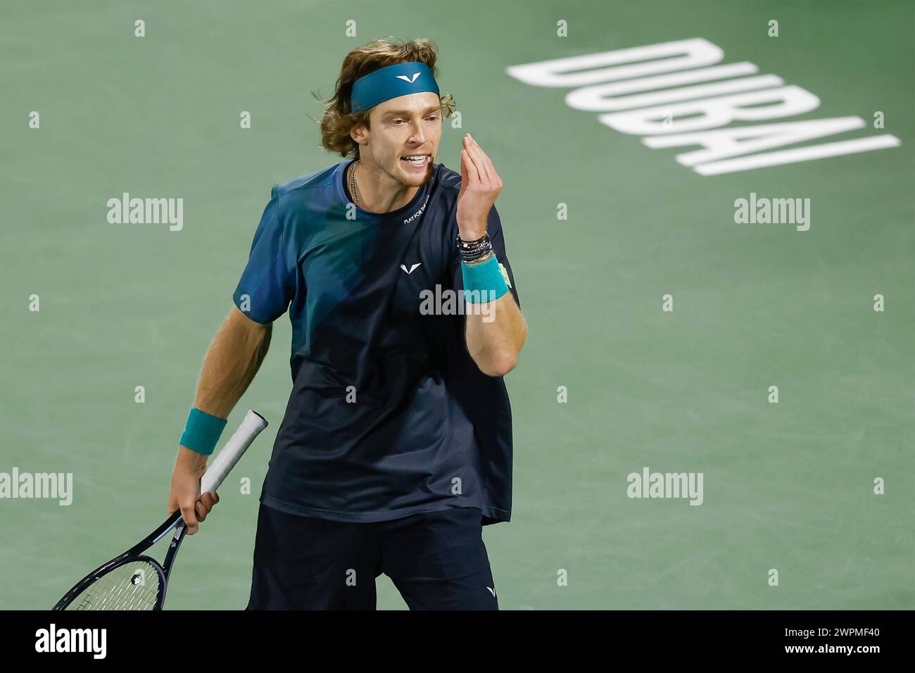Andrey Rublev reagierte bei den Dubai Duty Free Tennis Championships, Dubai, USA Stockfoto