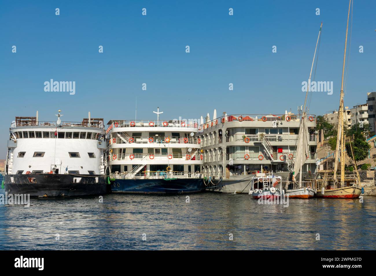Mehrere große Kreuzfahrtschiffe des Nils nebeneinander am Dock in Assuan, Ägypten Stockfoto