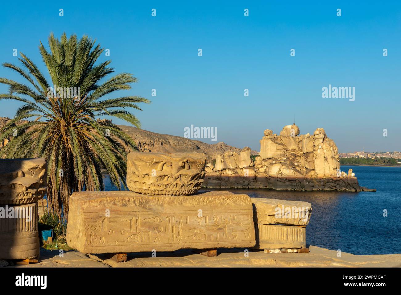 Geschnitzte Steine im Philae-Tempel in Assuan, Ägypten Stockfoto