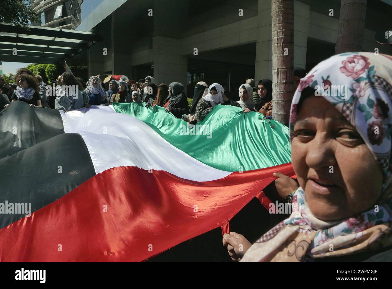 Beirut, Libanon. März 2024. Am Frauentag protestiert eine Gruppe libanesischer Aktivistinnen am 8. März 2024 vor dem Frauenbüro der Vereinten Nationen in Beirut (Libanon) gegen Palästina. Demonstranten beschuldigen die UNO, die israelische Unterdrückung des palästinensischen Volkes zu fördern und ihre Mitarbeiter daran zu hindern, sich den Protesten für Palästina anzuschließen. (Foto: Elisa Gestri/SIPA USA) Credit: SIPA USA/Alamy Live News Stockfoto