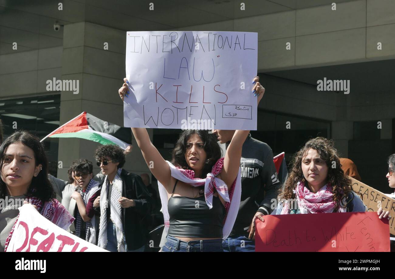 Beirut, Libanon. März 2024. Am Frauentag protestiert eine Gruppe libanesischer Aktivistinnen am 8. März 2024 vor dem Frauenbüro der Vereinten Nationen in Beirut (Libanon) gegen Palästina. Demonstranten beschuldigen die UNO, die israelische Unterdrückung des palästinensischen Volkes zu fördern und ihre Mitarbeiter daran zu hindern, sich den Protesten für Palästina anzuschließen. (Foto: Elisa Gestri/SIPA USA) Credit: SIPA USA/Alamy Live News Stockfoto