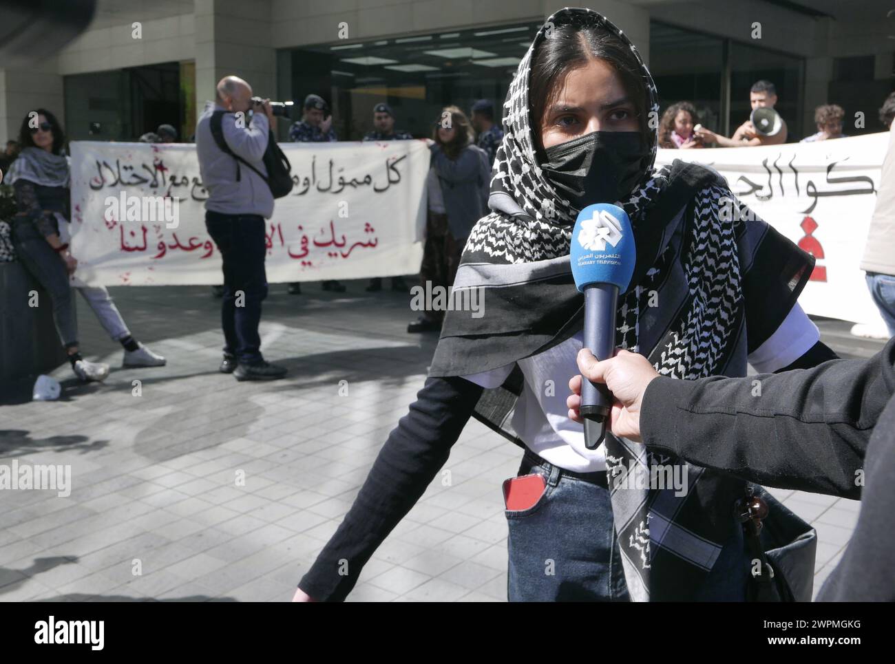 Beirut, Libanon. März 2024. Am Frauentag protestiert eine Gruppe libanesischer Aktivistinnen am 8. März 2024 vor dem Frauenbüro der Vereinten Nationen in Beirut (Libanon) gegen Palästina. Demonstranten beschuldigen die UNO, die israelische Unterdrückung des palästinensischen Volkes zu fördern und ihre Mitarbeiter daran zu hindern, sich den Protesten für Palästina anzuschließen. (Foto: Elisa Gestri/SIPA USA) Credit: SIPA USA/Alamy Live News Stockfoto