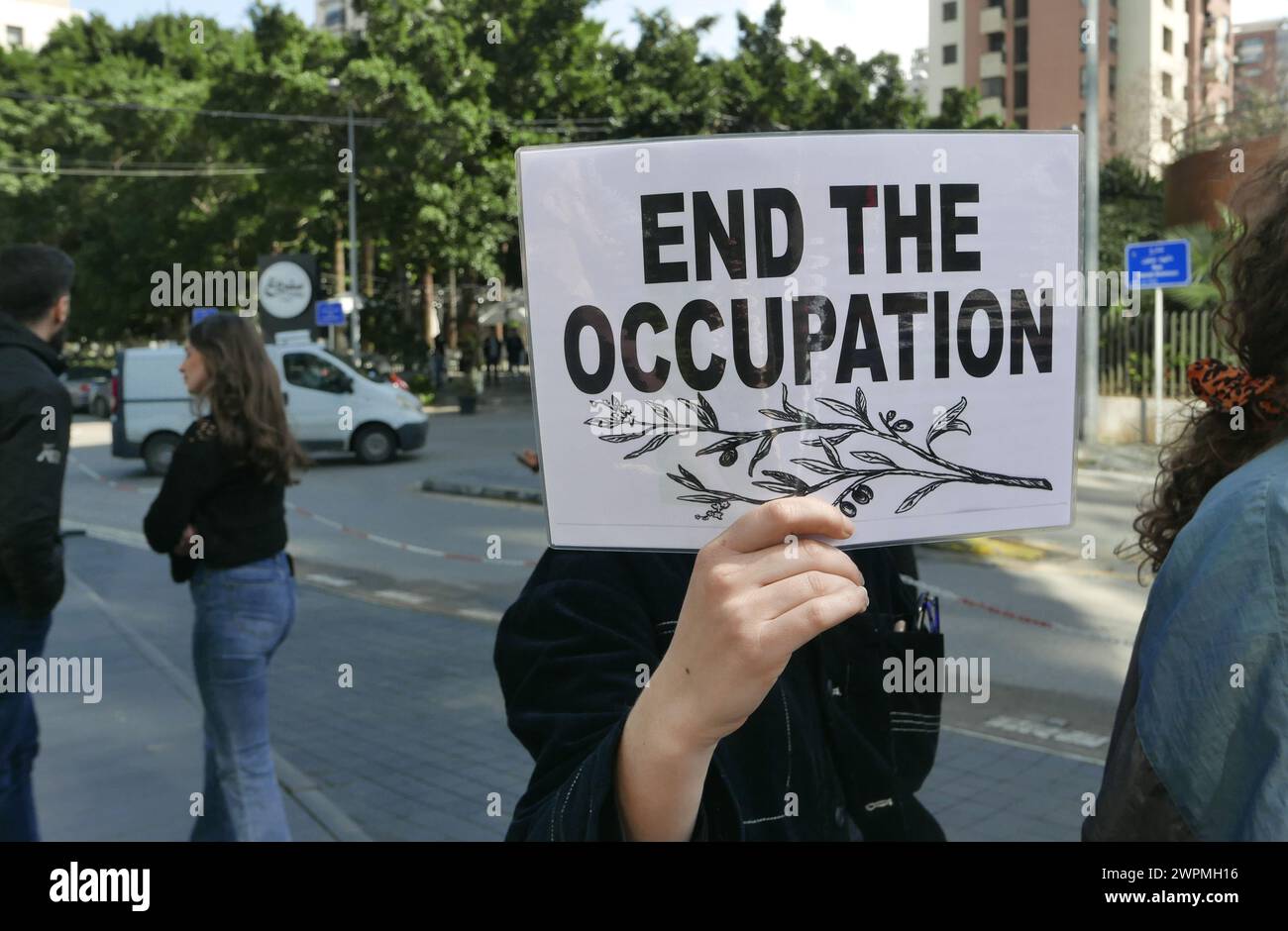 Beirut, Libanon. März 2024. Am Frauentag protestiert eine Gruppe libanesischer Aktivistinnen am 8. März 2024 vor dem Frauenbüro der Vereinten Nationen in Beirut (Libanon) gegen Palästina. Demonstranten beschuldigen die UNO, die israelische Unterdrückung des palästinensischen Volkes zu fördern und ihre Mitarbeiter daran zu hindern, sich den Protesten für Palästina anzuschließen. (Foto: Elisa Gestri/SIPA USA) Credit: SIPA USA/Alamy Live News Stockfoto