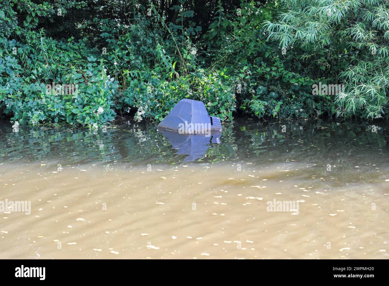 Ein TV-Gerät im Trent and Mersey Canal, Stoke on Trent, Staffordshire, England, Großbritannien Stockfoto