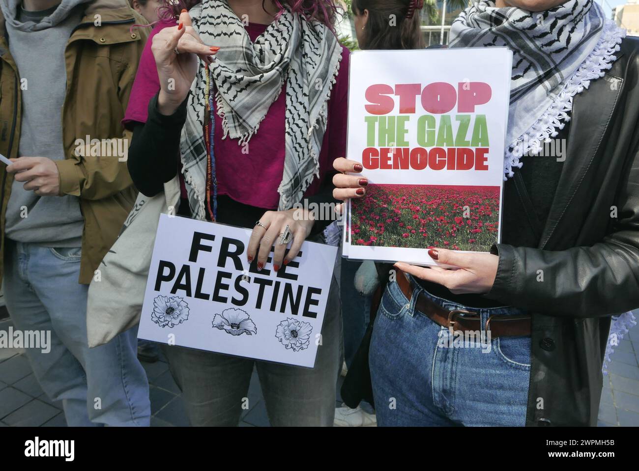 Beirut, Libanon. März 2024. Am Frauentag protestiert eine Gruppe libanesischer Aktivistinnen am 8. März 2024 vor dem Frauenbüro der Vereinten Nationen in Beirut (Libanon) gegen Palästina. Demonstranten beschuldigen die UNO, die israelische Unterdrückung des palästinensischen Volkes zu fördern und ihre Mitarbeiter daran zu hindern, sich den Protesten für Palästina anzuschließen. (Foto: Elisa Gestri/SIPA USA) Credit: SIPA USA/Alamy Live News Stockfoto