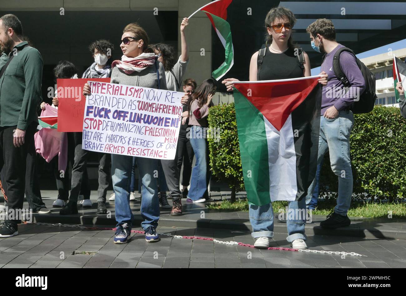 Beirut, Libanon. März 2024. Am Frauentag protestiert eine Gruppe libanesischer Aktivistinnen am 8. März 2024 vor dem Frauenbüro der Vereinten Nationen in Beirut (Libanon) gegen Palästina. Demonstranten beschuldigen die UNO, die israelische Unterdrückung des palästinensischen Volkes zu fördern und ihre Mitarbeiter daran zu hindern, sich den Protesten für Palästina anzuschließen. (Foto: Elisa Gestri/SIPA USA) Credit: SIPA USA/Alamy Live News Stockfoto