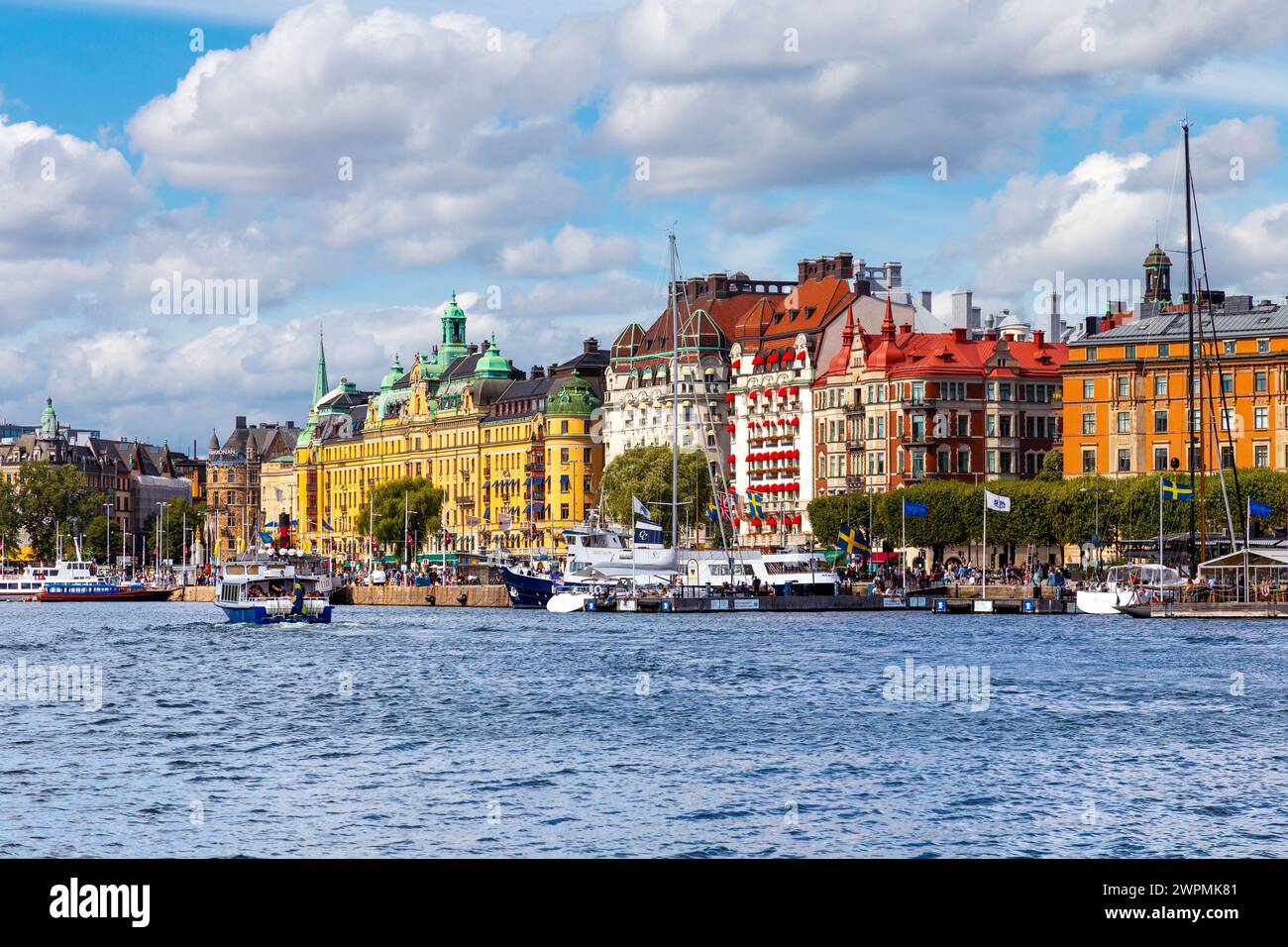 Blick auf farbenfrohe historische Gebäude in Nybroviken, Stockholm, Schweden Stockfoto