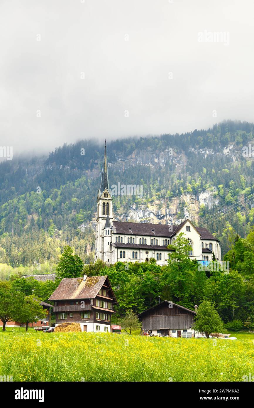 Außenansicht der Pfarrkirche des Heiligen Herzens Jesu, Lungern, Schweiz Stockfoto