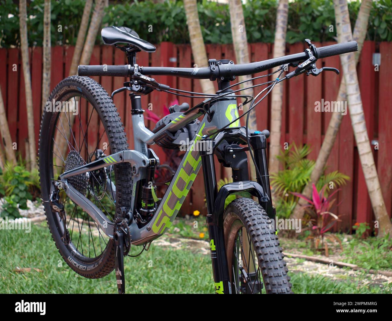 Miami, Florida, USA - 24. Februar 2024: Scott Mountain Bike in einem Wartungsstand mit Schwalbe Reifen. Stockfoto