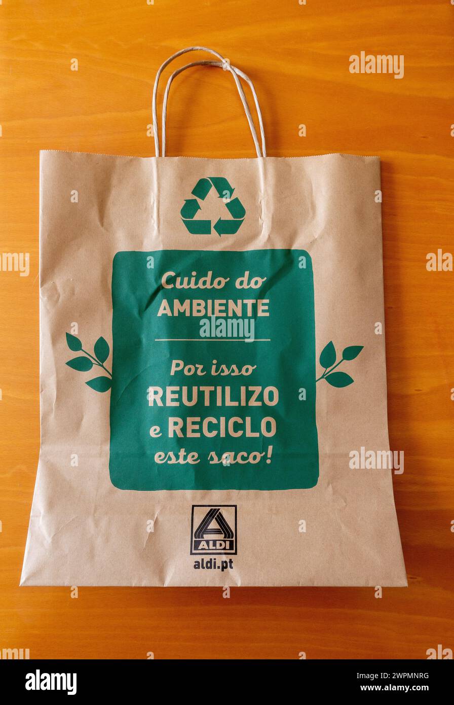 An Aldi Portugal Supermarkt Einkaufstasche Aus Braunem Papier Zur Verwendung Statt Plastiktaschen Recycle Environmental Bag, 6. März 2024 Stockfoto