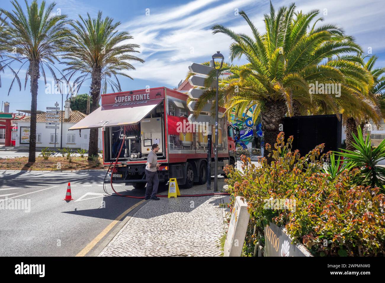 Portugiesische Biermarke Super Bock LKW Tanker pumpt Bier in Einem Schlauch in Ein Bar Restaurant in Albufeira Portugal 6. März 2024 Stockfoto