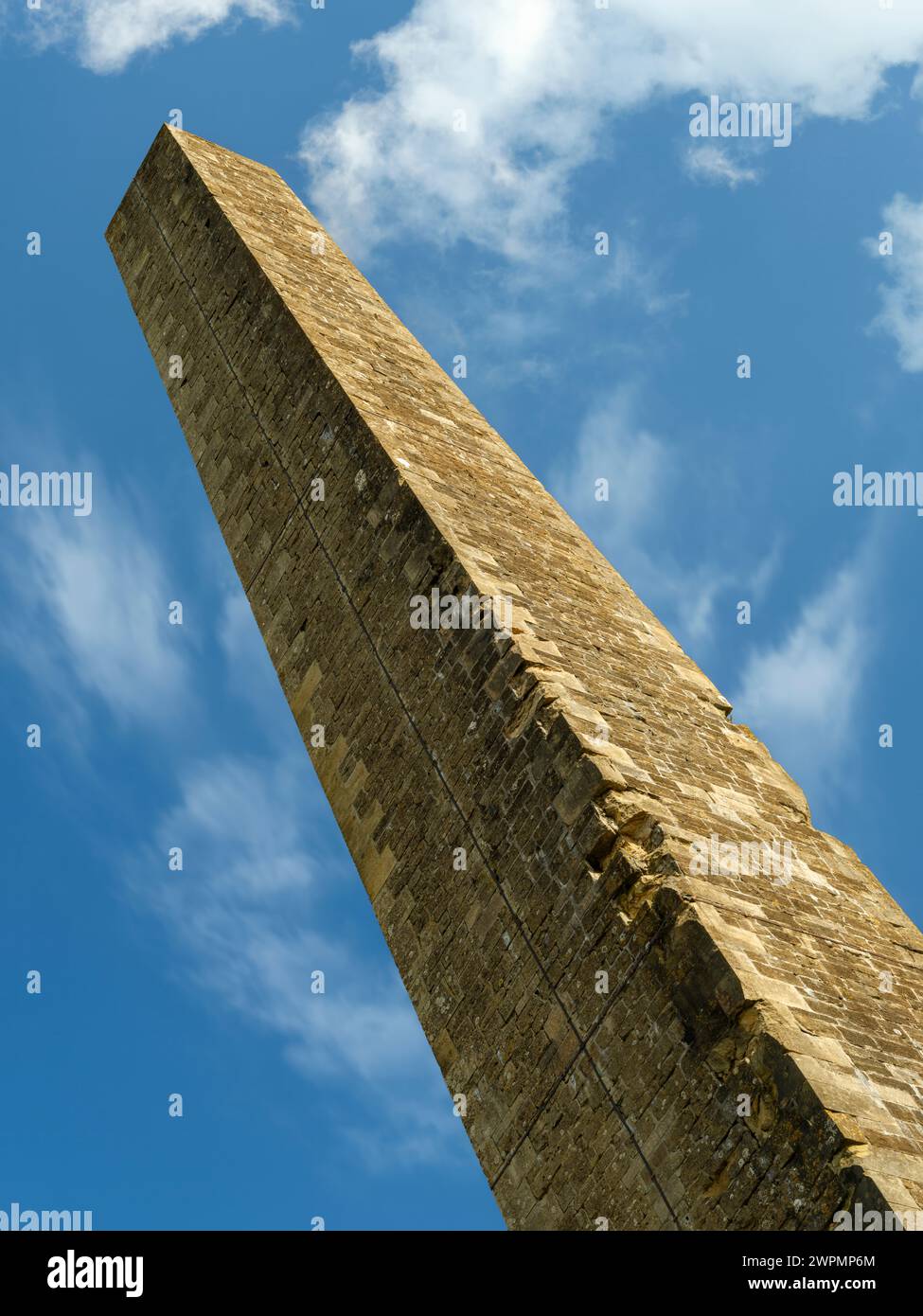 Das Lansdowne Monument, auch bekannt als Cherhill Monument, ist auf einem steilen Abhang unweit des Cherhill White Horse nahe C zu sehen Stockfoto