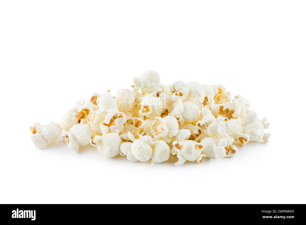 Ein Haufen Popcorn auf weißem Hintergrund. Stockfoto