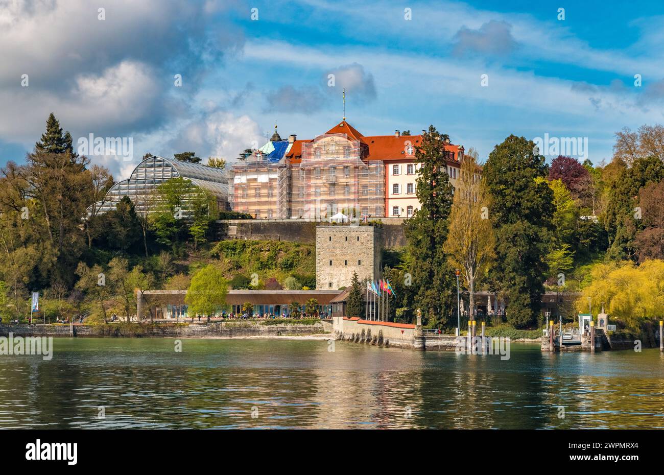 Herrlicher Panoramablick auf den mittelalterlichen Comturey-Turm und den Hafen der berühmten Insel Mainau im Bodensee, Deutschland. Oben finden Sie die... Stockfoto