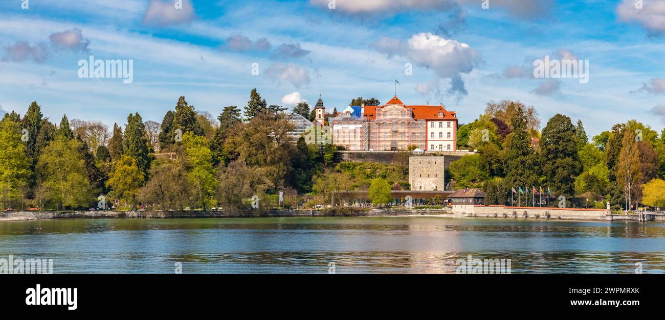 Riesiges Panorama auf die Ostseite der berühmten Insel Mainau im Bodensee, Deutschland. Über dem mittelalterlichen Comturey-Turm und dem kleinen... Stockfoto