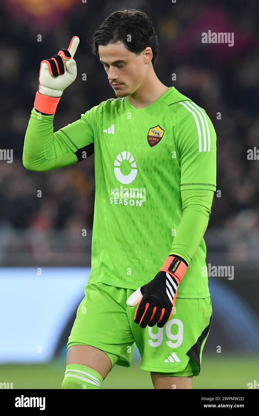 Mile Svilar von AS Roma während des Spiels DER UEFA Europa League AS Roma gegen Brighton & Hove Albion im Olimpico-Stadion in Rom, Italien. März 2024. AllShotLive Credit: SIPA USA/Alamy Live News Stockfoto