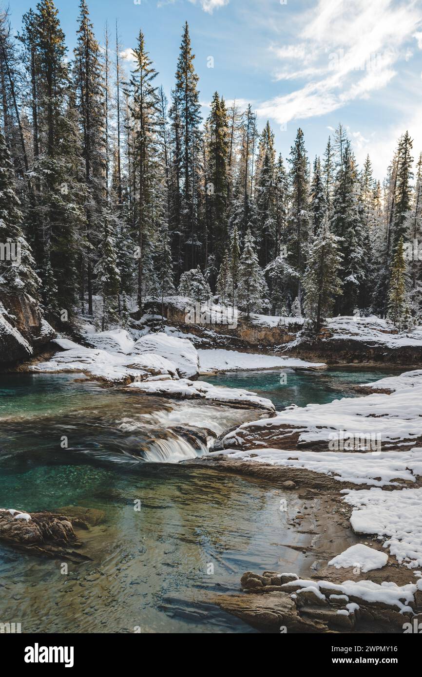 Erschossen auf der Naturbrücke British Columbia nach einem Schneestäuben. Sonnenlicht reflektiert das Licht, verleiht dem Wasser eine brillante Farbe und Klarheit. Stockfoto