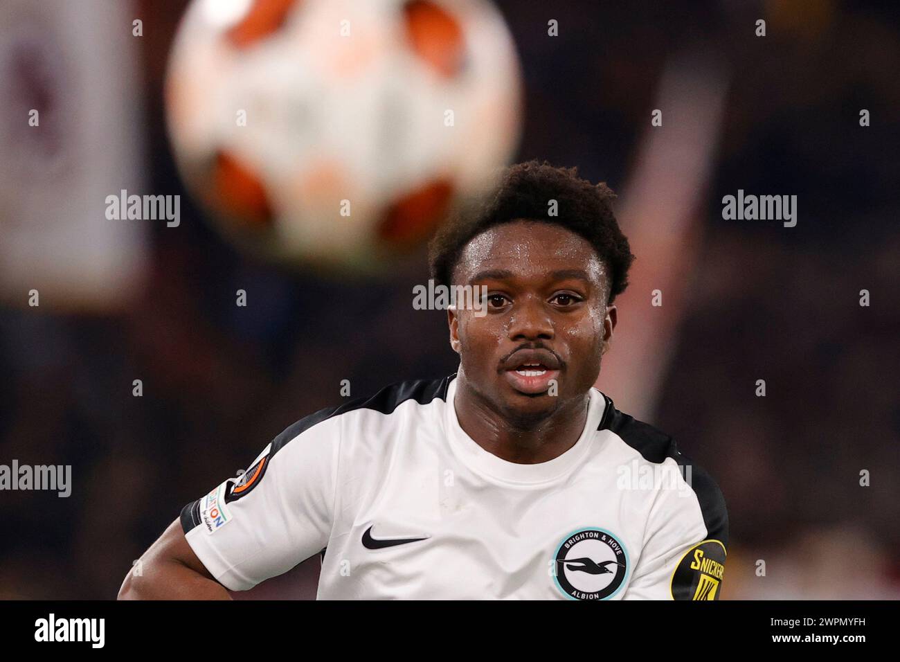 Tariq Lamptey aus Brighton sieht beim Achtelfinale der UEFA Europa League am 7. März 2024 in Rom, Italien, ALS Roma - Brighton & Hove Albion im Stadio Olimpico an. Stockfoto