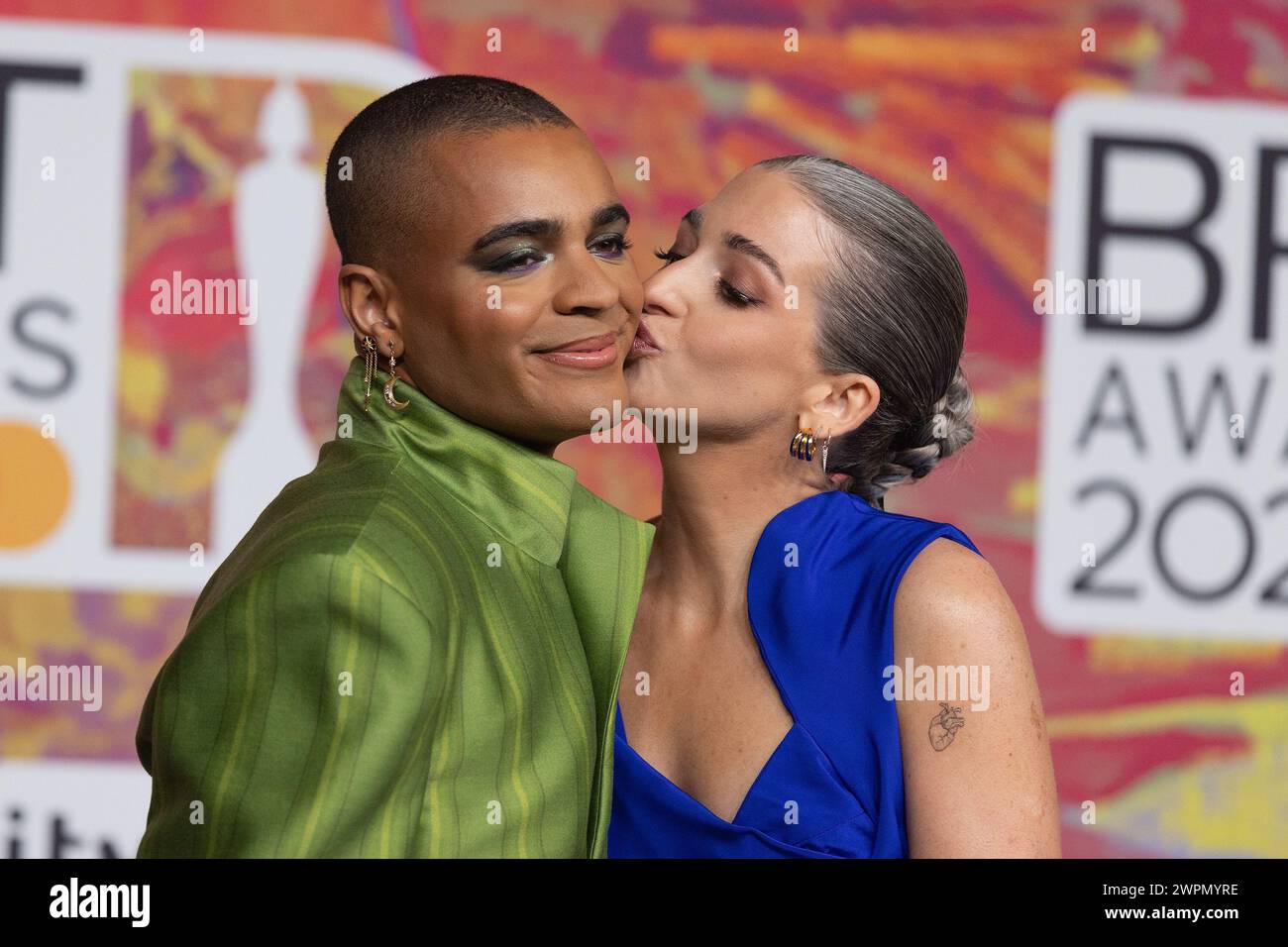 London, Großbritannien. März 2024. (NUR FÜR REDAKTIONELLE ZWECKE. Layton Williams und Harriet Rose nehmen am 2. März 2024 in London an den BRIT Awards 2024 in der O2 Arena Teil. Quelle: S.A.M./Alamy Live News Stockfoto