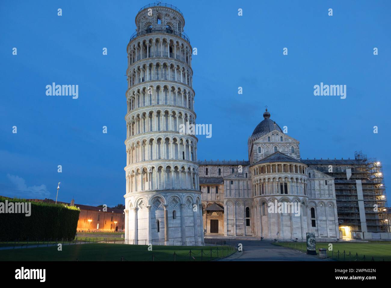 Pisa, Italien - 01. Juli 2023: Schiefer Turm und Dom Panorama bei Nacht, blauer Himmel Stockfoto