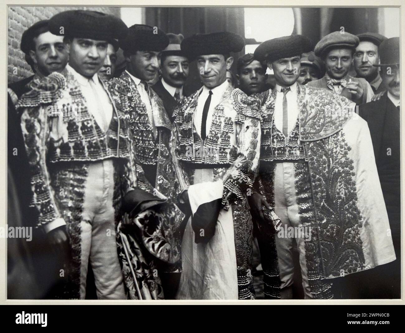 „Die Matadors Gaona, Joselito el Gallo, Vicente Pastor und Bombita vor dem zeremoniellen Eingang zum Gebäude“, 1912, Alfonso Sanchez García (1880 Stockfoto