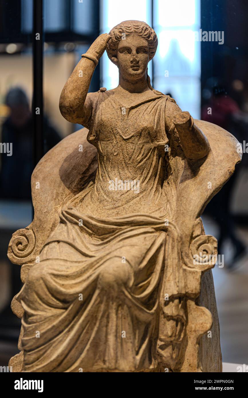Verschiedene Antiquitäten und Kunstwerke der Sammlungen des Louvre Museums in Paris, Frankreich Stockfoto