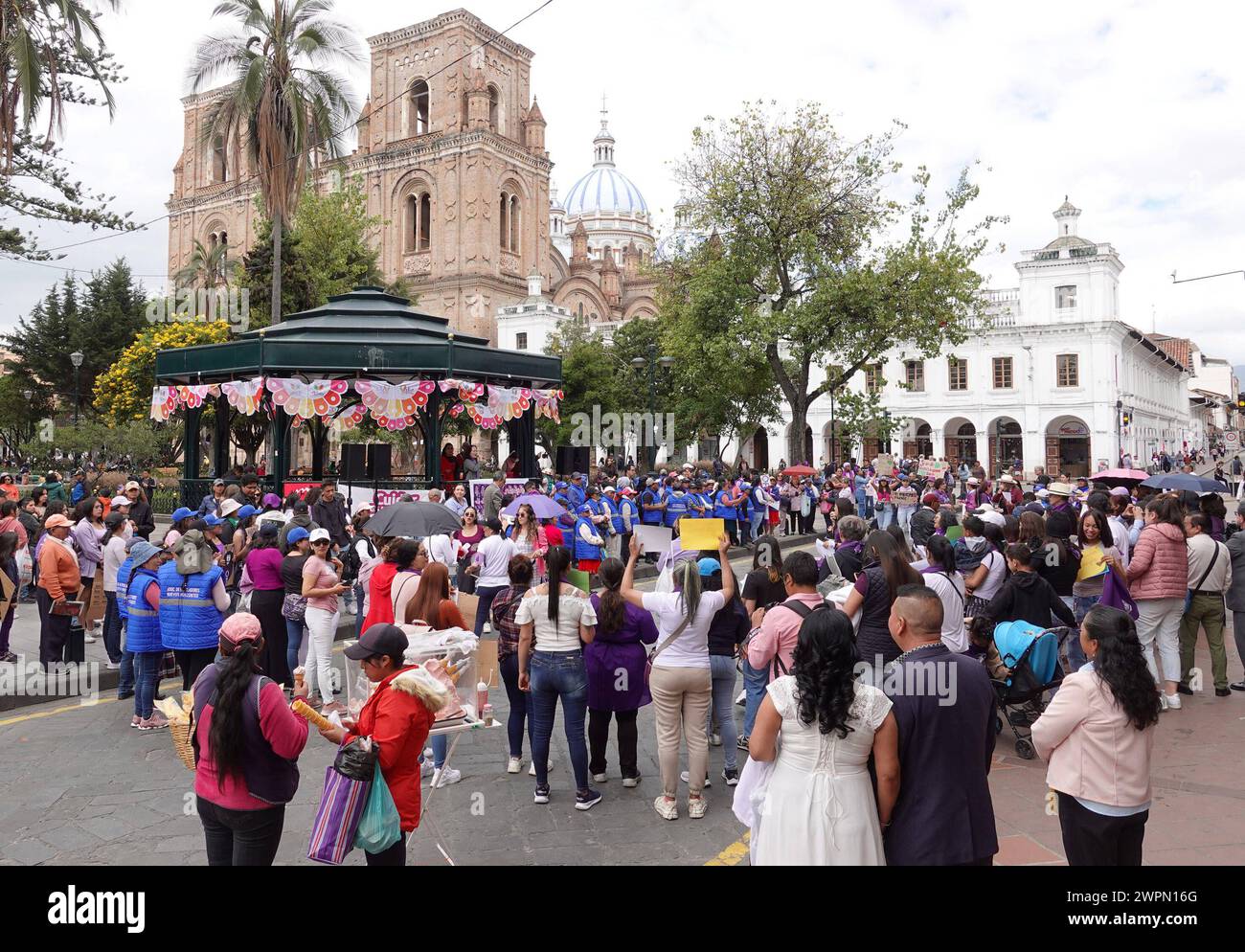 CUENCA-DIA DE LA MUJER-8 MARZO Cuenca,Ecuador 8 de marzo de 2024La manana de hoy en diferentes partes de Cuenca se celebro el Dia Internacional de la Mujer,con diferentes eventos uno de ellos fue la Concentrracion de colectivos feministas en la plazoleta de San Francisco y en el Parque Calderon para defender los derechos de las mujeres. foto Boris Romoleroux/API. SOI-CUENCA-DIADELAMUJER-8MARZO-4e6822087f379b2e9f9176cdd0bf5dd5 *** CUENCA FRAUENTAG 8 MÄRZ Cuenca, Ecuador 8. März 2024Today Morning in verschiedenen Teilen des Cuenca International Women's Day wurde mit verschiedenen Veranstaltungen gefeiert, einer von Stockfoto