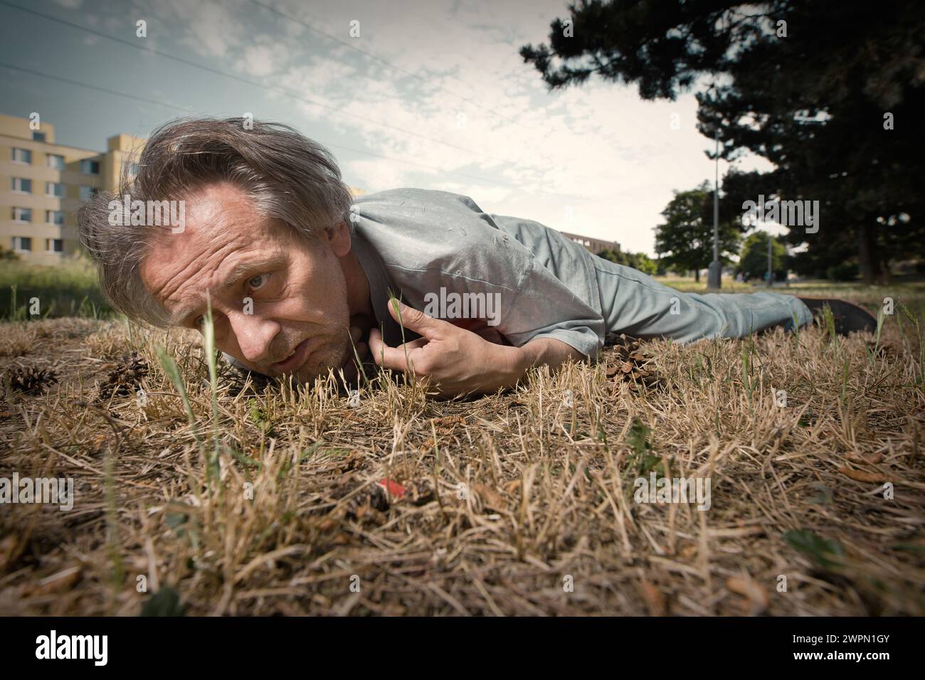 Der süchtige alte Mann betrunken im Sommer Stadtpark unfähig zu laufen Stockfoto