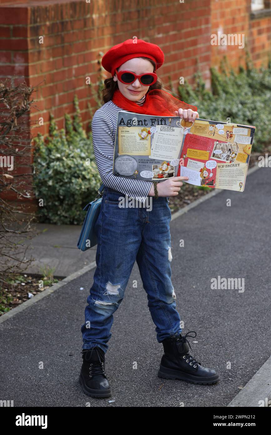 Ein junges Mädchen verkleidet als Agent Fifi zum Weltbuchtag in West Sussex, Großbritannien. Stockfoto