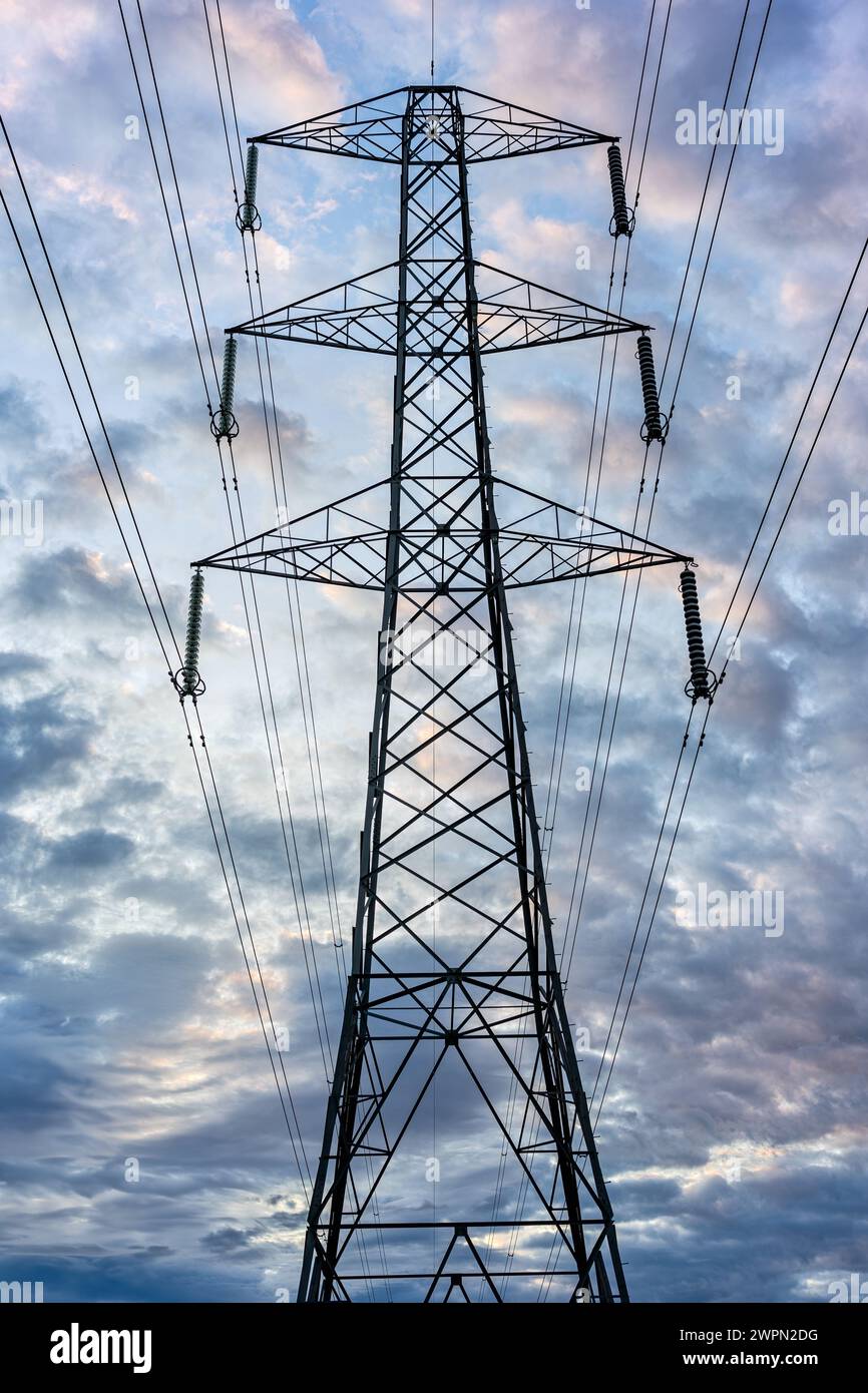 Pylon mit dramatischem Himmel im Hintergrund Stockfoto