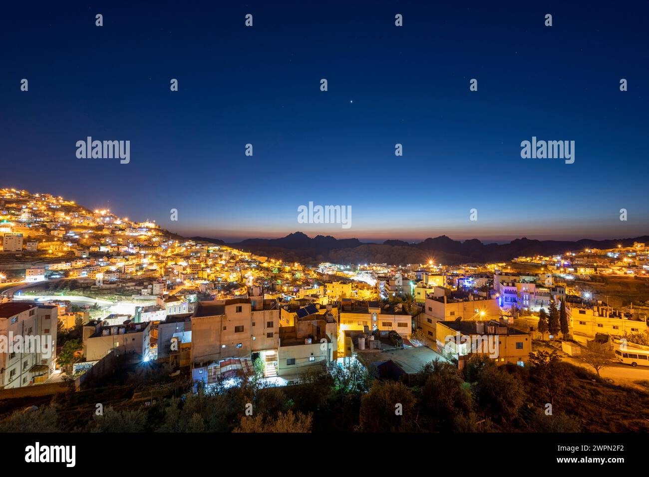 Blick auf das Wadi Musa in Jordanien in der Abenddämmerung, Mittlerer Osten, Asien Stockfoto